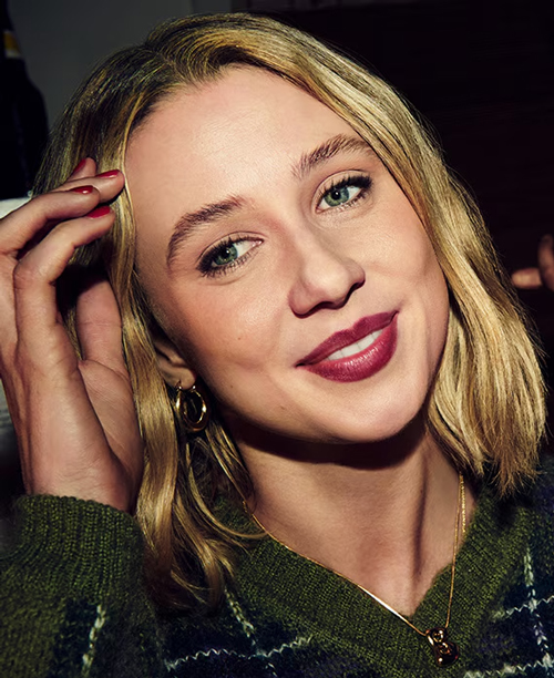 Lucy Freyer as Billie